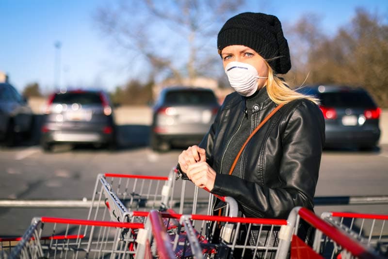 A lady wearing an N95 face mask whilst shopping