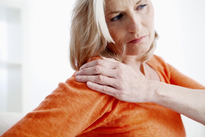 A lady experiencing pain in her shoulder